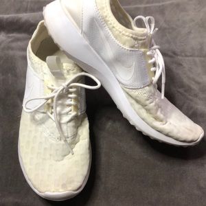 ⭐️3 for$15-Nike mesh pull on All White sneakers Size:8